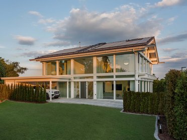 Modernes HUF Haus mit Solaranlage und zeitgenössischem Design