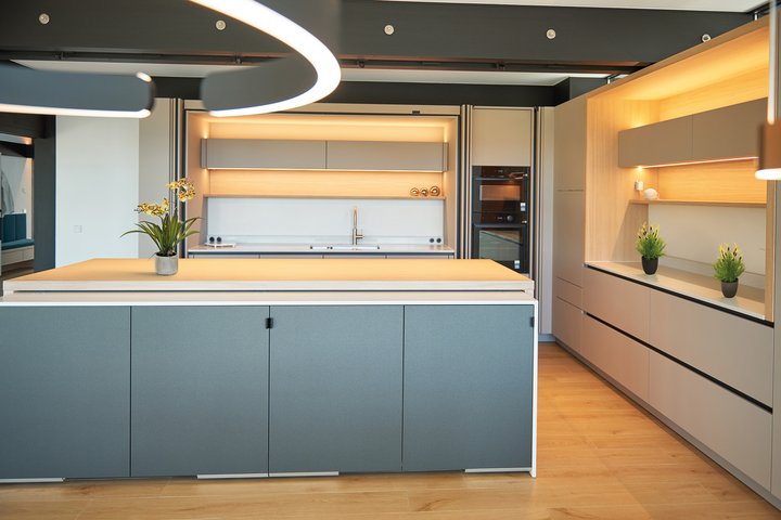 Moderne Küche mit stilvollem Design und Pflanzen Helle, geräumige Küche mit eleganten Möbeln und modernen Akzenten