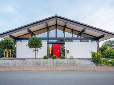 Stufenloses Einfamilienhaus mit modernem Design und Garten