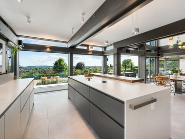 Moderne Küche in einem Fertighaus mit Panoramaansicht und offenem Raumkonzept