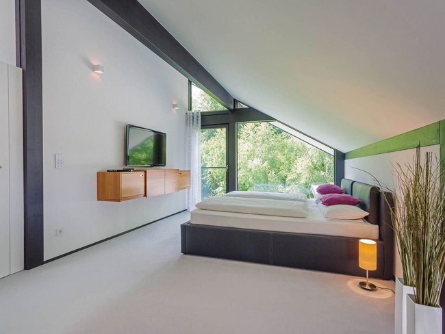 Modernes Schlafzimmer in einem Familienhaus mit elegantem Design und persönlichem Stil