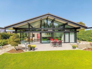 Stufenloses Einfamilienhaus mit moderner Architektur und Garten