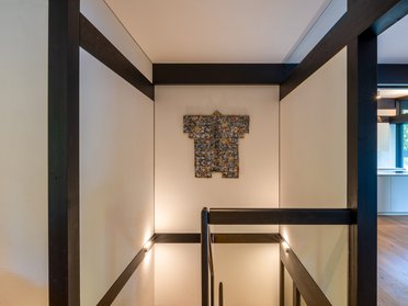 HUF Bungalow im modernen Stil Stylistische Innenarchitektur mit moderner Treppe und Kunstwerk