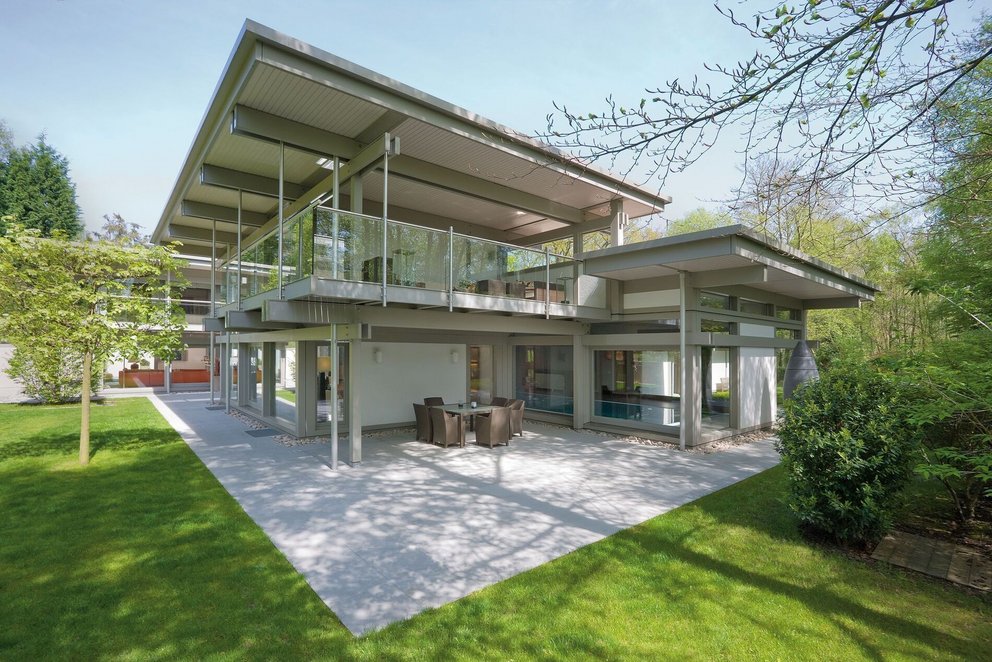 Modernes Flachdach Traumhaus im Grünen Elegantes Haus mit klaren Linien und großzügiger Terrasse im Garten