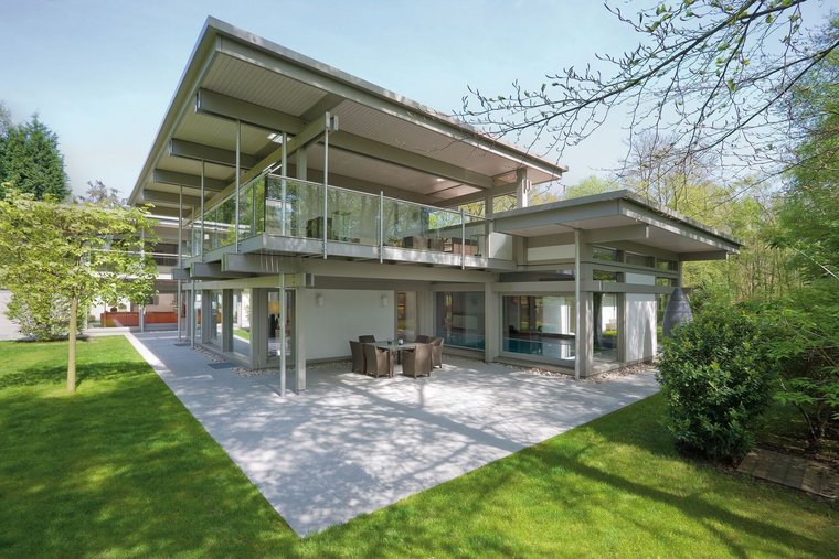Modernes Flachdach Traumhaus im Grünen Elegantes Haus mit klaren Linien und großzügiger Terrasse im Garten