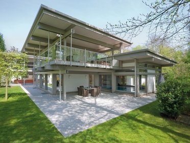 Modernes Flachdach Traumhaus im Grünen Elegantes Haus mit klaren Linien und großzügiger Terrasse im Garten