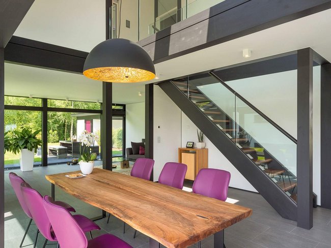 Stilvolles Interieur mit Holzstehlampe und Esstisch.