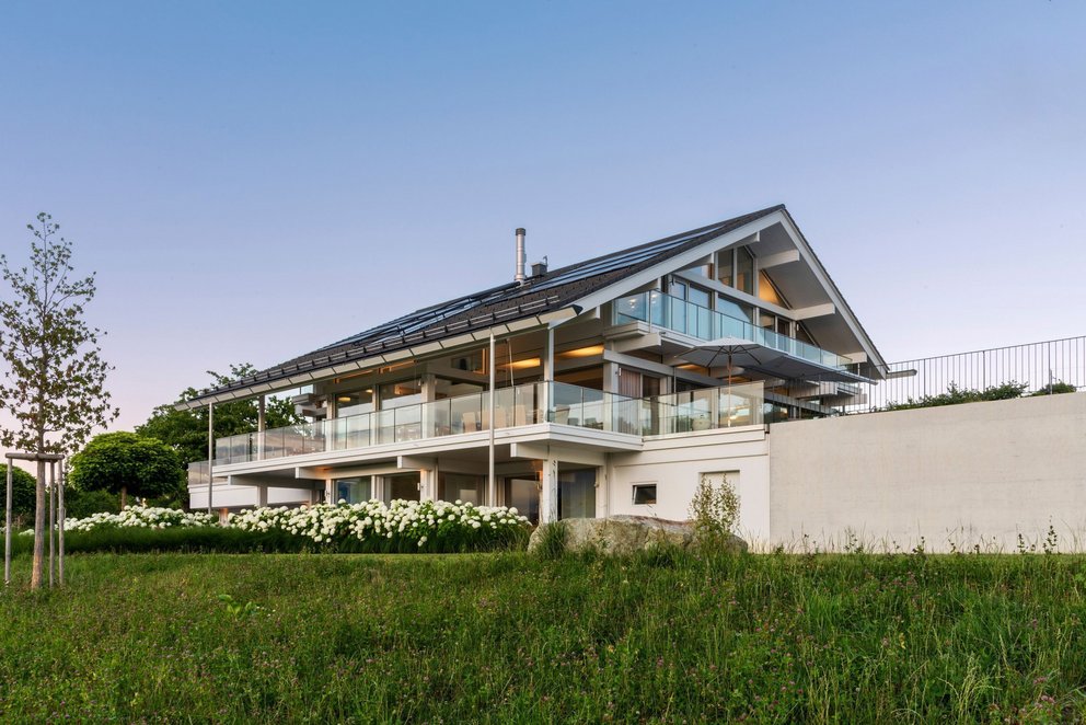 Architektonisches Designhaus mit Balkon und schönem Landschaftsgarten