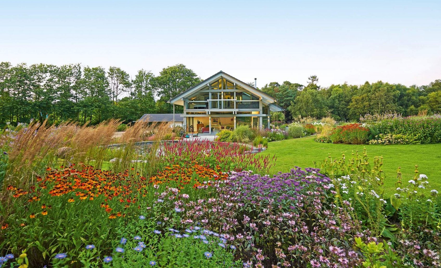 Designhaus mit wunderschönem Garten und Blumenbeeten