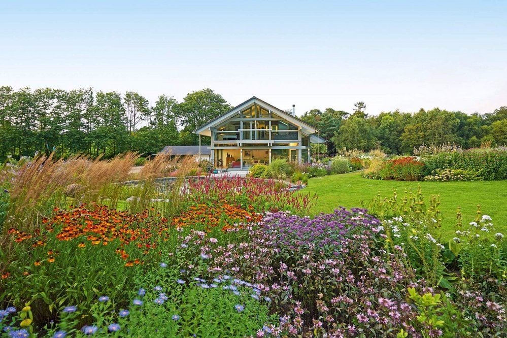 Designhaus mit wunderschönem Garten und Blumenbeeten