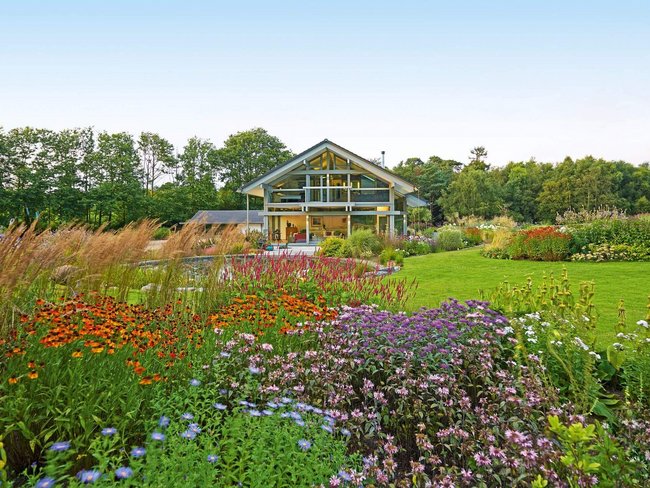 Designhaus mit wunderschönem Garten und Blumenbeeten