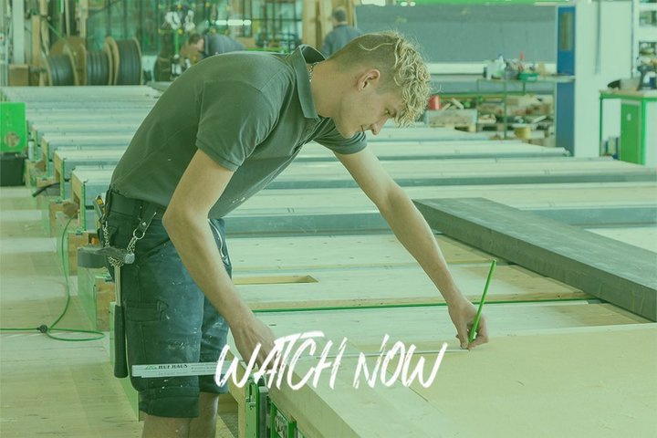 Jubiläumskalender 110 Jahre HUF HAUS Handwerker arbeitet an Holzplatten in der Produktion