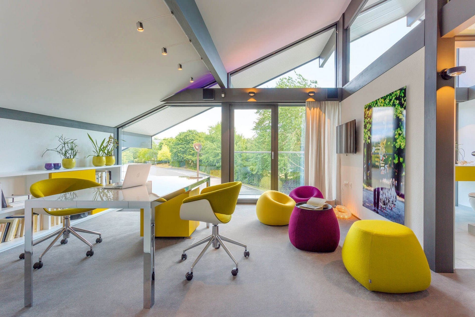 Moderne Wohnlandschaft mit bunten Möbeln Helles und luftiges Design mit gelben und lila Möbeln in einem Raum