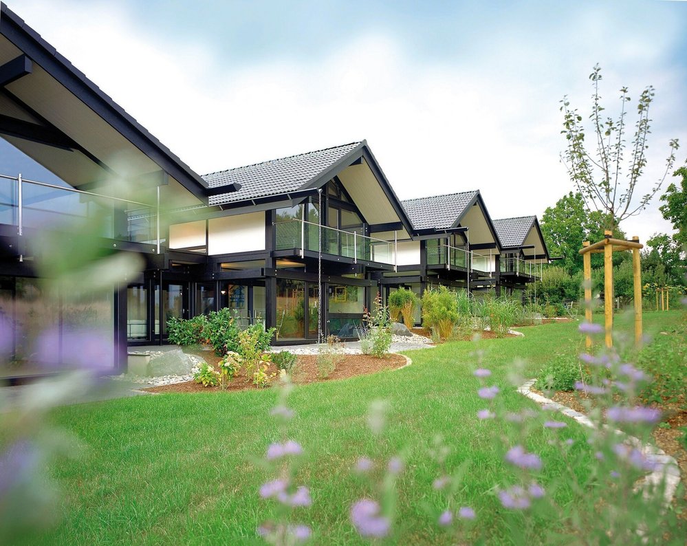 Sicht auf HUF Bürogebäude mit Glasfront und Gartenlandschaft