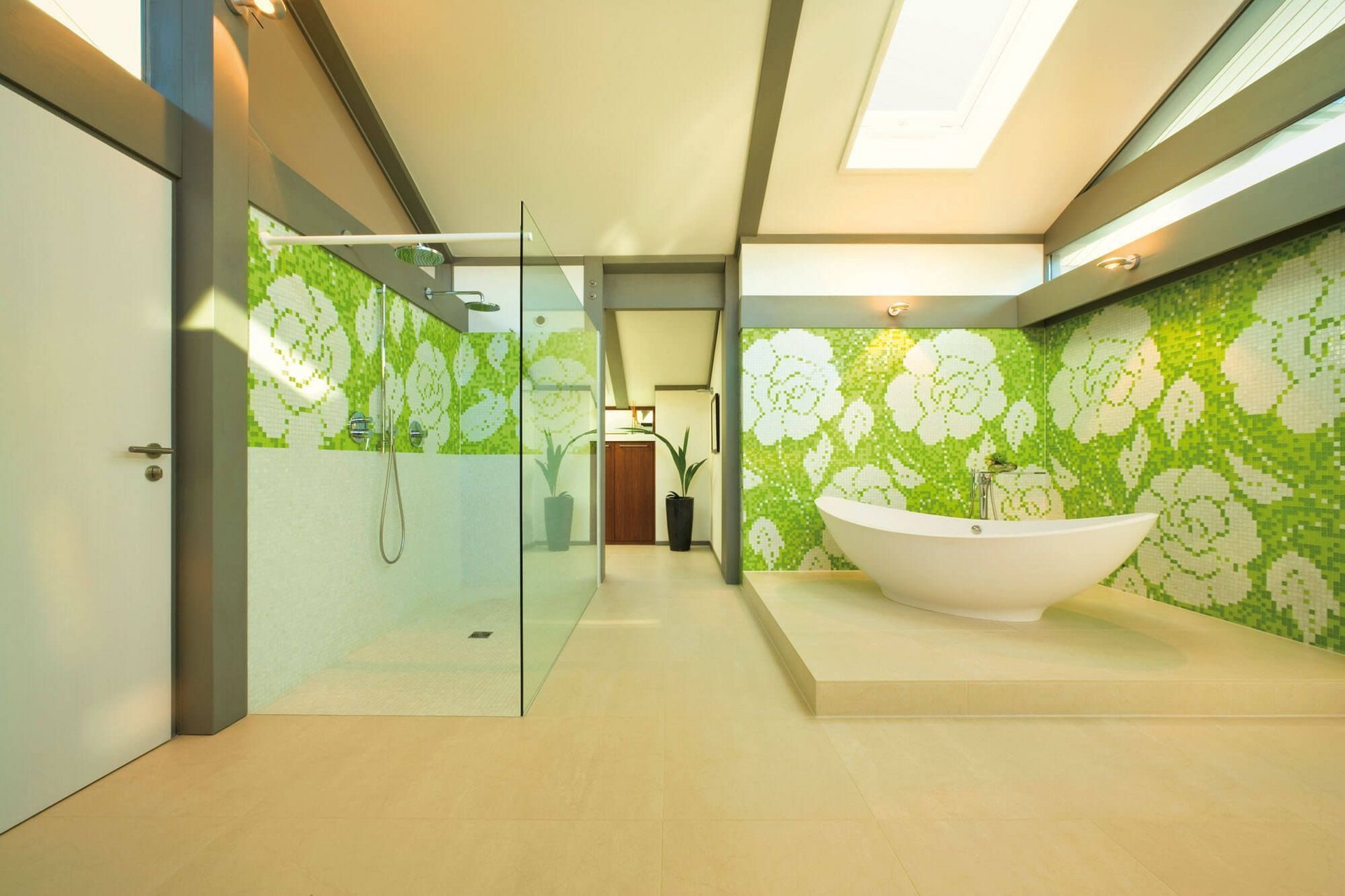 Moderne Badezimmergestaltung mit Floral-Tapete Helles Badezimmer mit freistehender Badewanne und grüner Flora-Wand