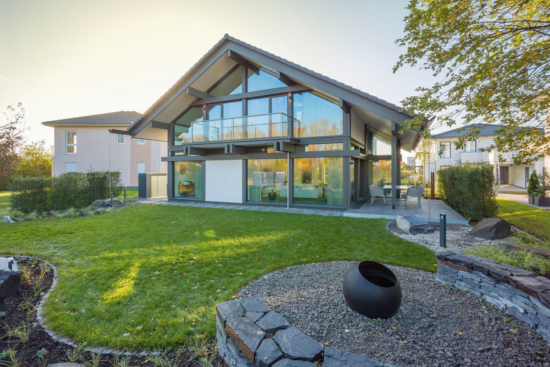 Modernes Wohnhaus mit Glasfassade und Garten Haus mit großem Garten und modernen architektonischen Designelementen