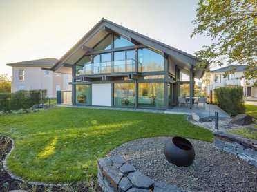 Modernes Wohnhaus mit Glasfassade und Garten Haus mit großem Garten und modernen architektonischen Designelementen