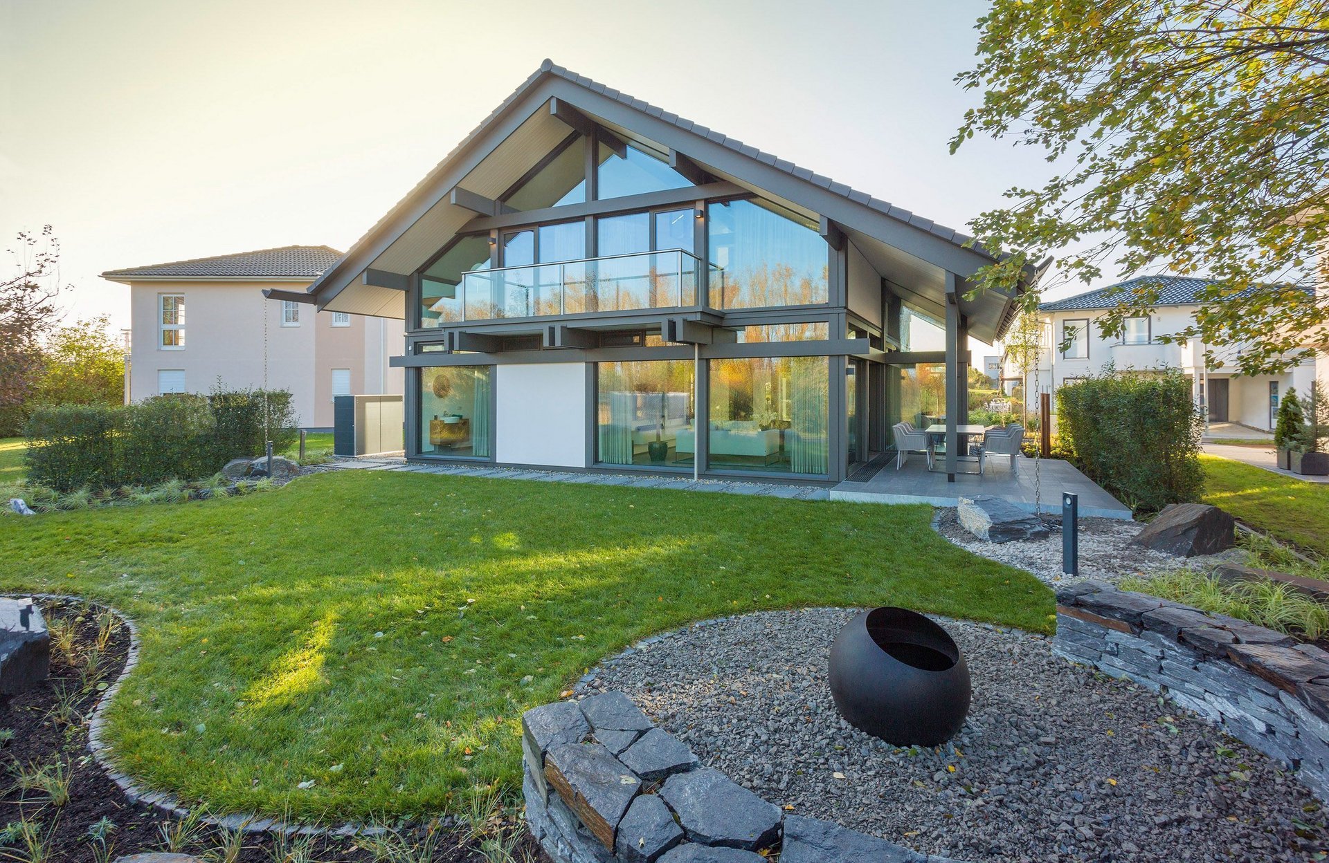 Haus mit großem Garten und modernen architektonischen Designelementen