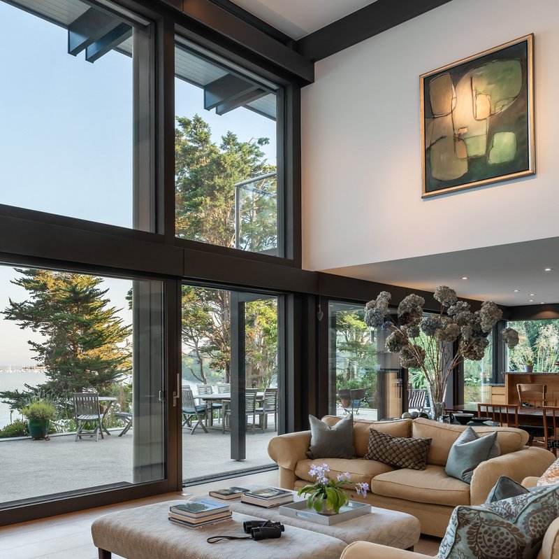 Spektakuläres Fachwerkhaus mit Meerblick Moderne Innenarchitektur mit Meerblick und stilvollem Design