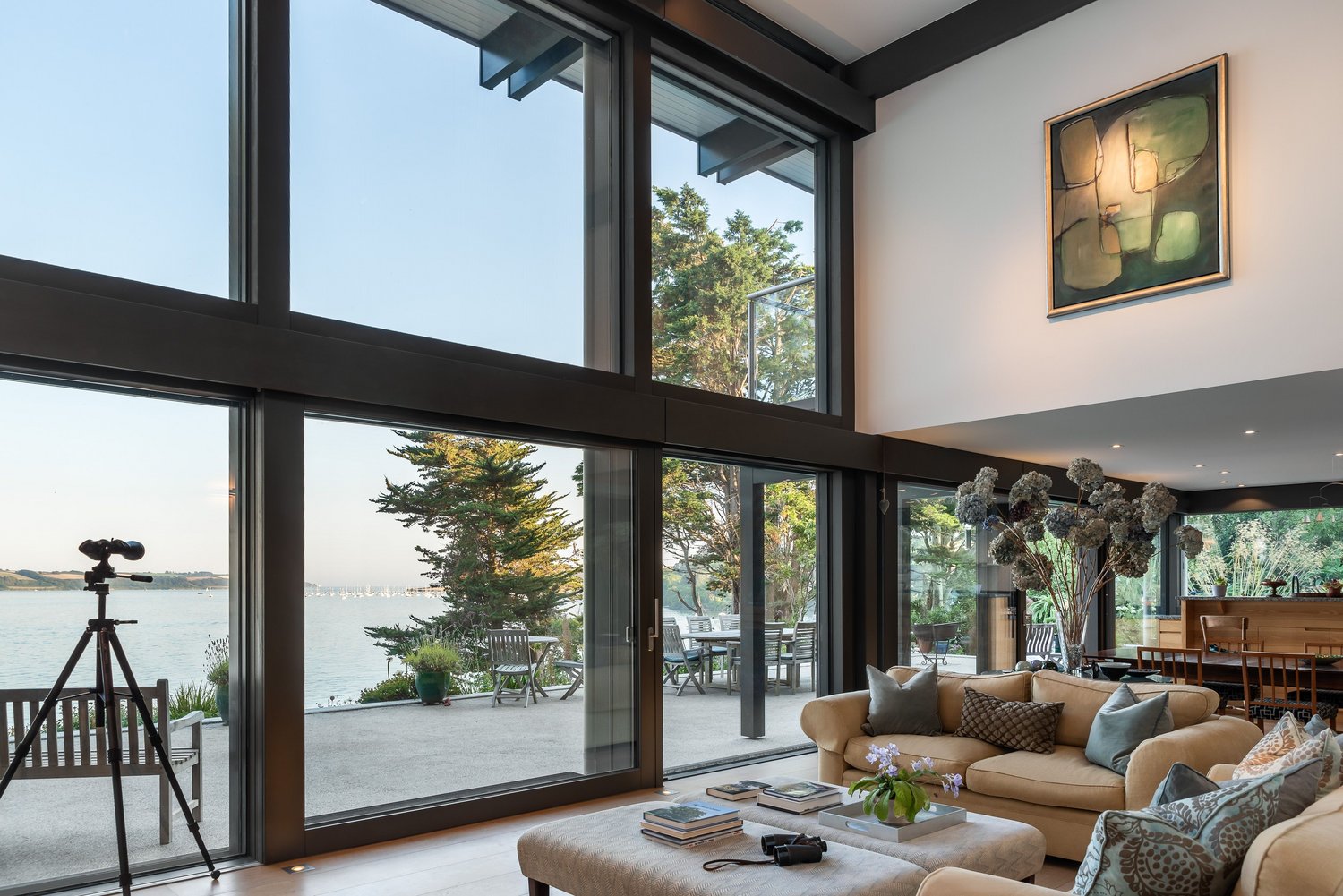 Moderne Innenarchitektur mit Meerblick und stilvollem Design