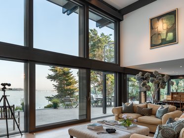 Spektakuläres Fachwerkhaus mit Meerblick Moderne Innenarchitektur mit Meerblick und stilvollem Design