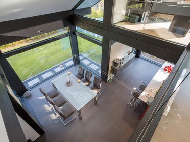 Luftaufnahme eines modernen Wohnraums mit Tisch und Stühlen