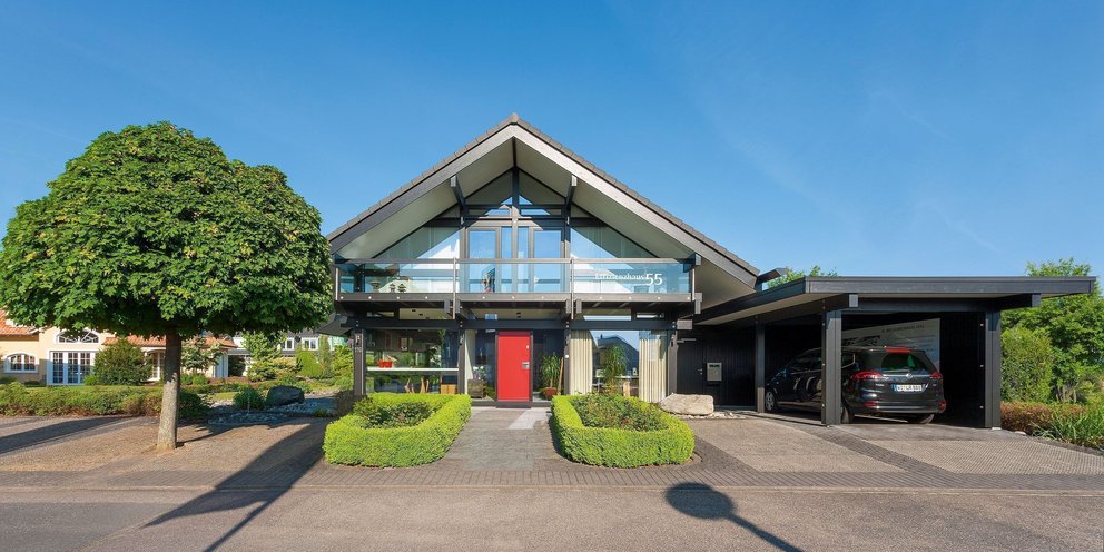 Futuristisches Haus mit Glasfront und roten Akzenten