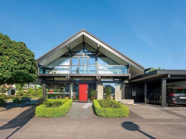 HUF Musterhaus Koblenz ebenholz 13 Futuristisches Haus mit Glasfront und roten Akzenten