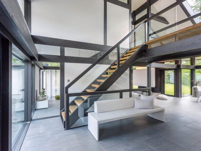 HUF Haus ART 3 mit ausgewählten Möbeln und Designklassikern