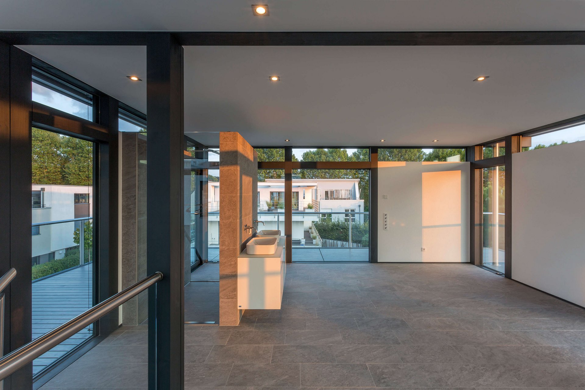 Moderne Innenansicht eines aufgestockten Bestandsgebäudes Heller Raum mit großen Fenstern und moderner Architektur