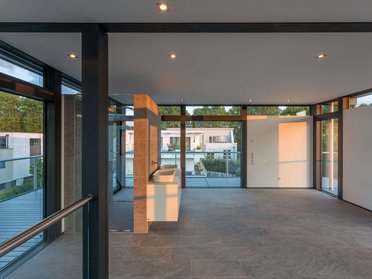 Heller Raum mit großen Fenstern und moderner Architektur