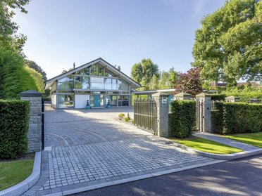Modernes Haus mit Fachwerkdesign und großzügiger Auffahrt