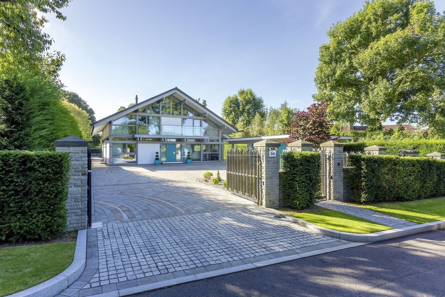 Modernes Haus mit Fachwerkdesign und großzügiger Auffahrt