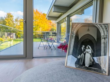 HUF Anbau mit stilvollem Wohnraum Moderne Architektur mit Blick auf Garten und Hochzeitsfoto