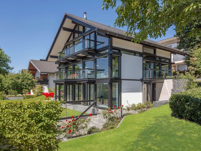 Ein HUF Haus mit großflächigen Fenstern und offenem Design