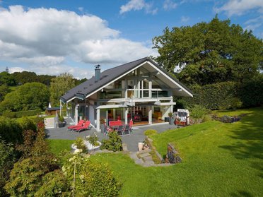 HUF Haus ART 3 grau Fachwerkhaus 2 Familientraum in offener Bauweise, HUF Haus im Grünen