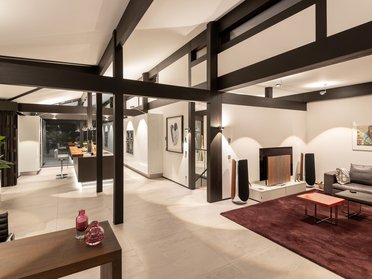 Innenansicht eines Bungalows mit großen Fenstern und elegantem Design