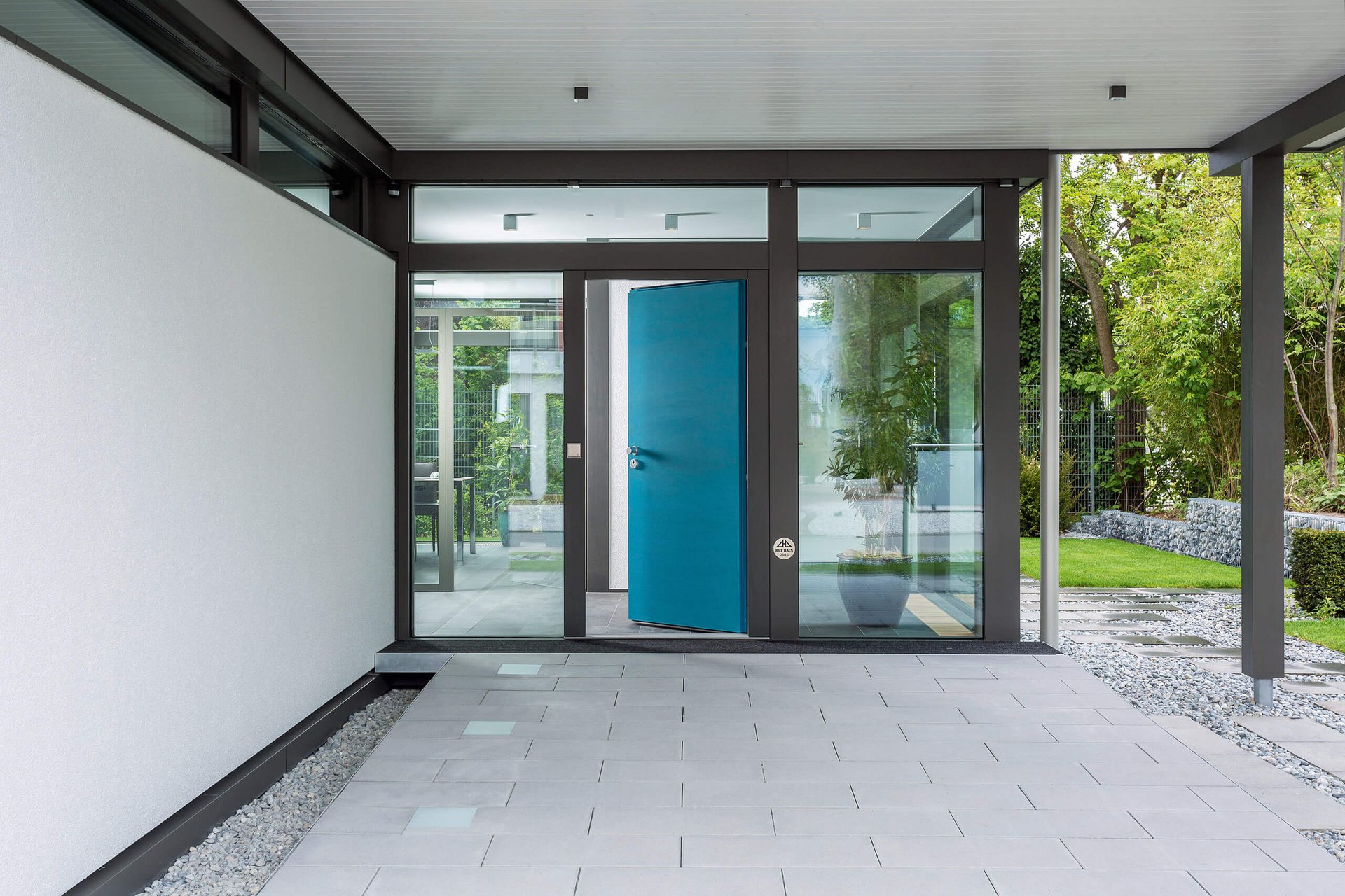 Eingangsbereich mit blauer Tür und ruhiger Umgebung