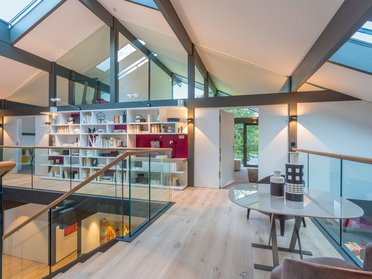Helles und modernes Interieur mit offenen Regalen und Holzfußboden