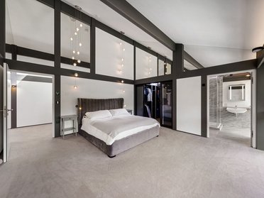 Helles Schlafzimmer mit moderner Einrichtung und angenehmer Atmosphäre 