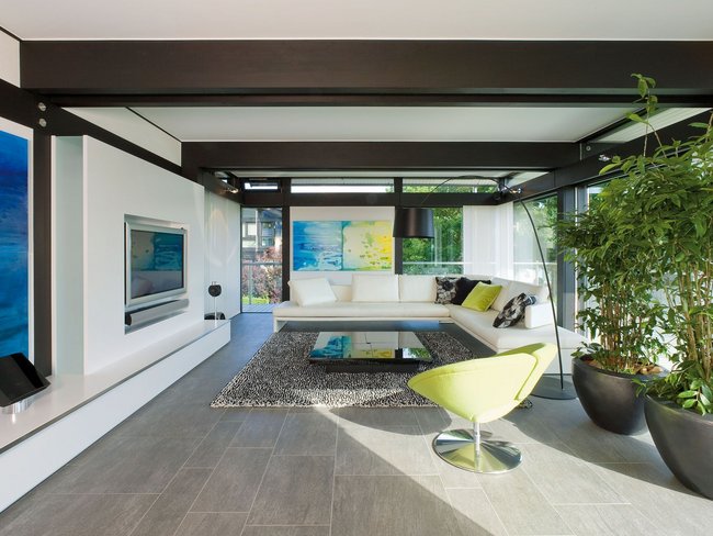 Helles, modernes Wohnzimmer mit stilvollen Möbeln und Kunstwerken