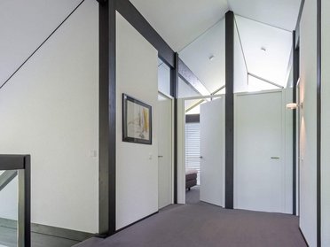 HUF house modum 810 28 Inneres eines modernen Hauses mit hellem Flur und Tür