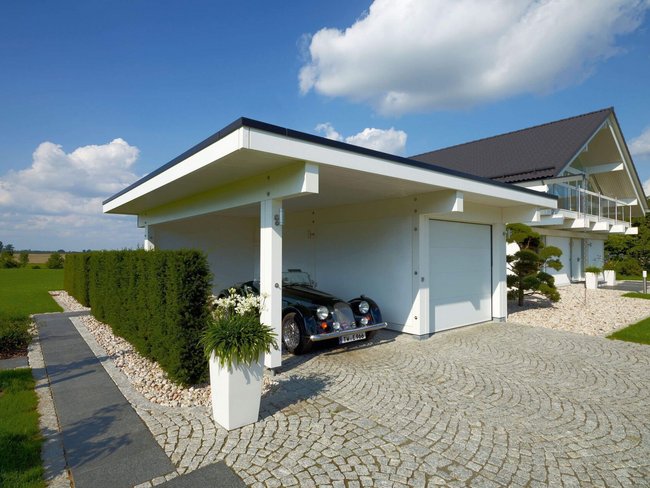 Fachwerkhaus HUF HAUS ART 4 mit Carport Modernes Fachwerkhaus mit Carport und Gartenlandschaft