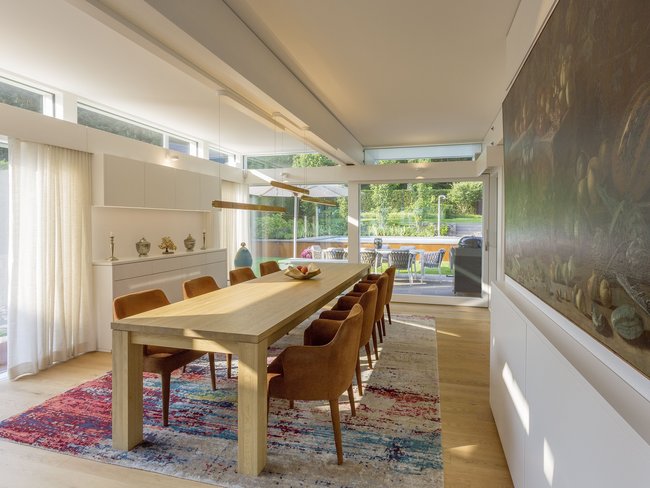 Heller Essbereich in einer Fachwerk-Villa mit Gartenansicht