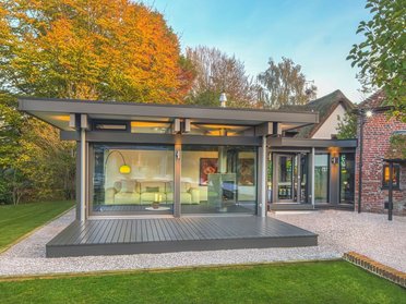 Moderner Anbau mit großflächigen Fenstern und harmonischer Architektur