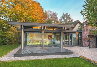 Moderner Anbau mit großflächigen Fenstern und harmonischer Architektur