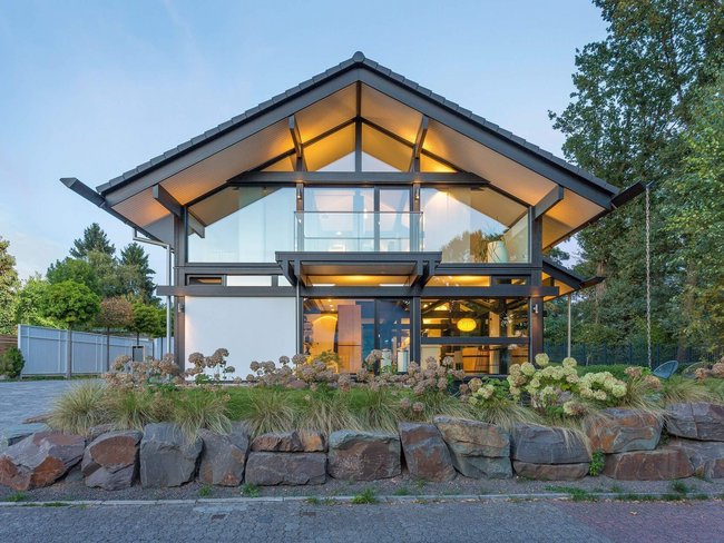 Moderne Architektur mit stilvollem Interieur und Accessoires.