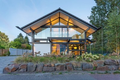 Moderne Architektur mit stilvollem Interieur und Accessoires.