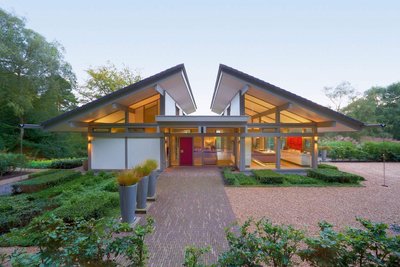 Moderne Architektur des HUF Bungalows mit Glasflächen HUF Bungalow mit großzügigen Glasflächen und modernen Designelementen