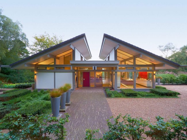 Moderne Architektur des HUF Bungalows mit Glasflächen HUF Bungalow mit großzügigen Glasflächen und modernen Designelementen